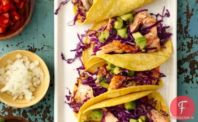 Tacos de salmão grelhado com guacamole robusto