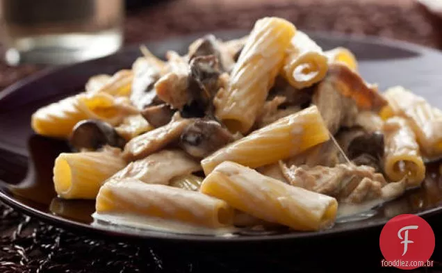 Rigatoni cremoso com frango e cogumelos