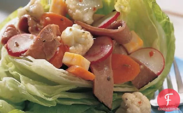 Carne e legumes em barcos de alface