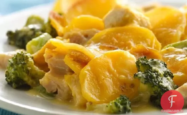 Caçarola de batata com frango e três queijos