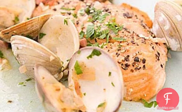 Salmão com crosta de pimenta preta