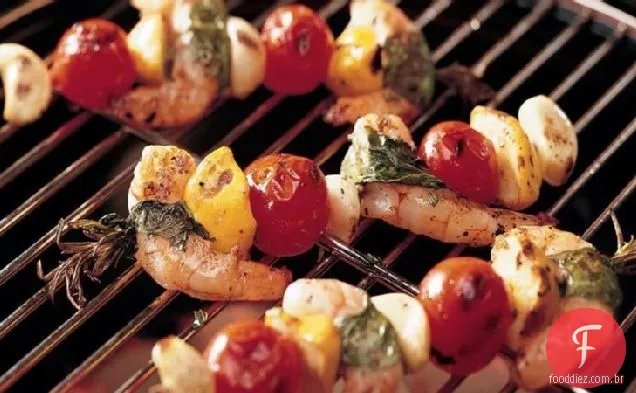 Kabobs de camarão grelhado com ervas frescas