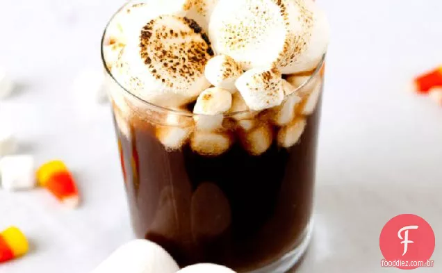 Cerveja De Raiz De Halloween Com Marshmallow Torrado