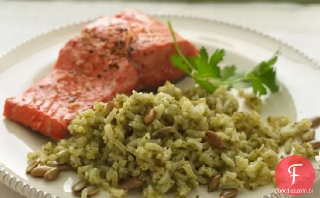 Arroz verde com sementes de abóbora torradas