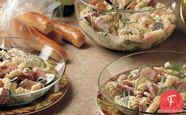 Salada de macarrão com peixe defumado