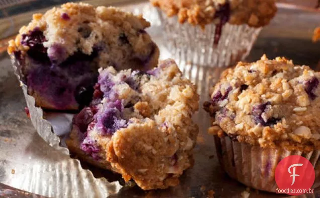 Muffins de mirtilo de trigo integral e amêndoa com cobertura de Streusel