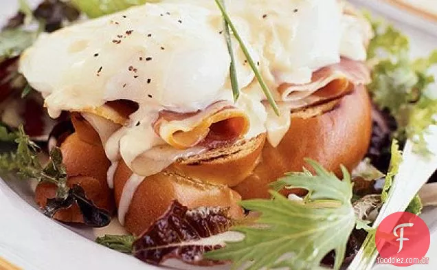 Sanduíches Prosciutto e ovo escalfado com molho de mostarda e vinho