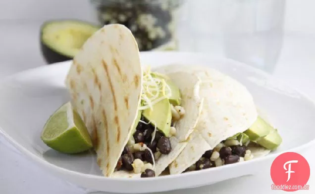 Tacos grelhados de feijão preto e milho