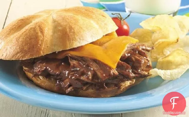 Slow-Cooker grelhado Chili Beef e Cheddar sanduíches