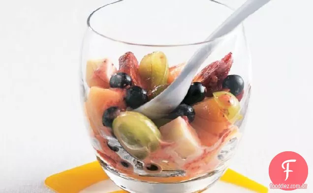 Salada mista de frutas e queijo