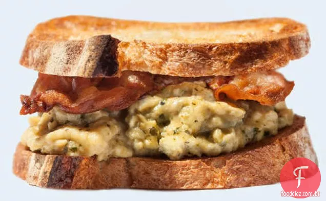 Sanduíche de café da manhã com pesto-Ovos Mexidos e Pancetta crocante