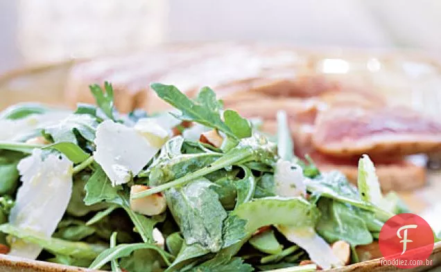 Salada de rúcula e aipo com molho de limão e anchova