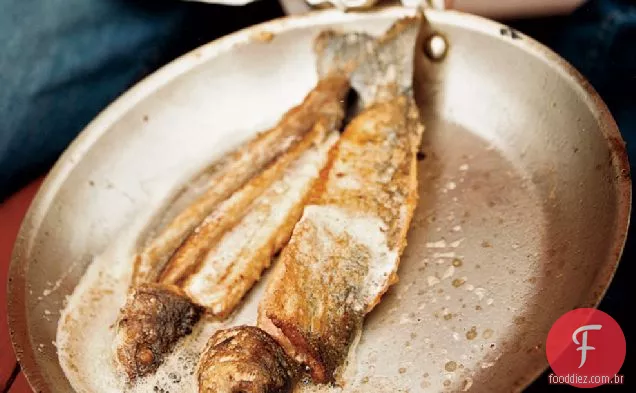 Truta de Rio frita com bolos de milho e Coulis de pimenta vermelha