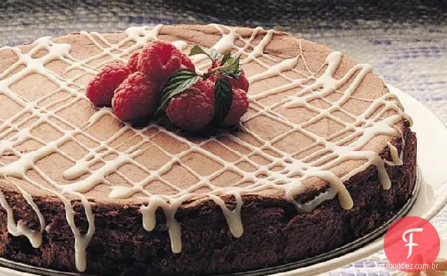 Cheesecake de chocolate agridoce com molho de trufas brancas