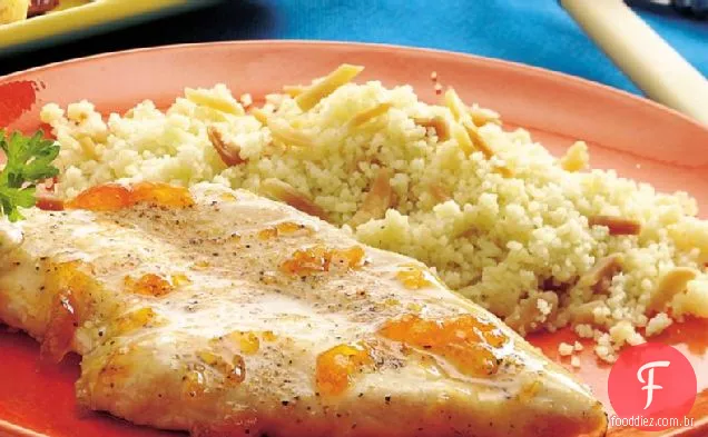 Peitos de frango envidraçados com Damasco e cuscuz de amêndoa