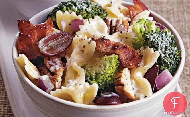 Salada de macarrão com brócolis e uvas