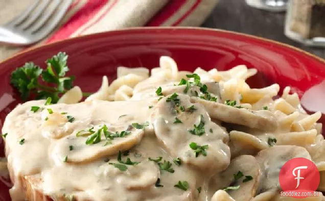 Costeletas de porco sufocadas com macarrão