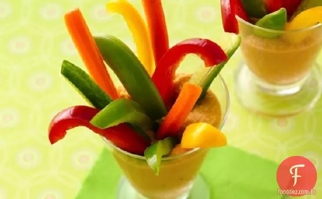 Hummus de cenoura com palitos vegetarianos