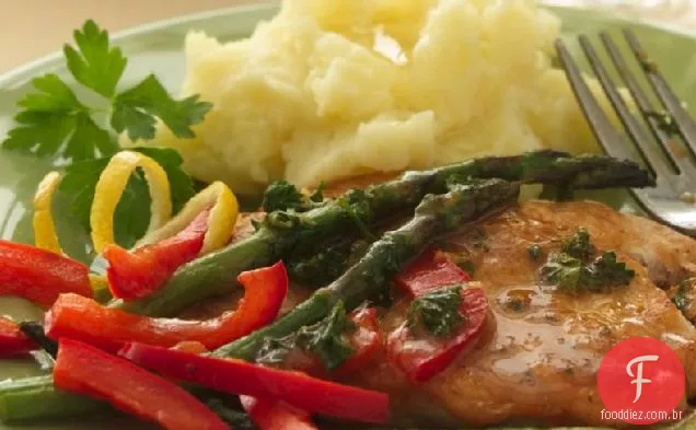 Costeletas de Peru salteadas com aspargos e pimentões vermelhos
