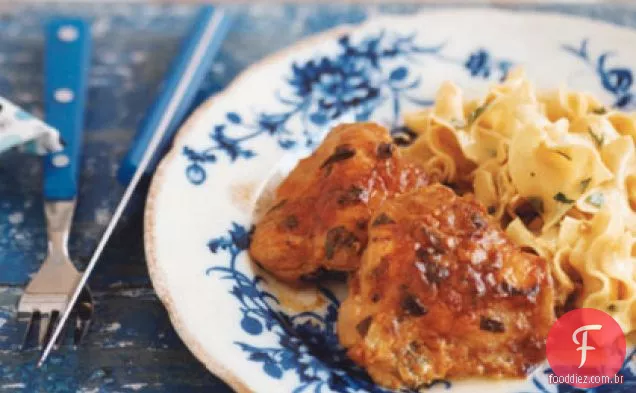 Frango assado com mostarda e estragão com macarrão de ovo