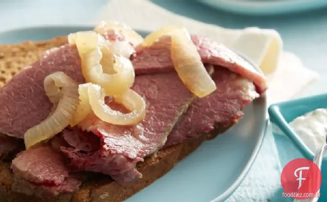 Peito de carne enlatada de fogão lento com creme azedo de rábano