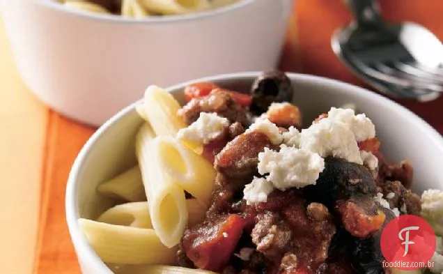 Carne e macarrão de estilo grego