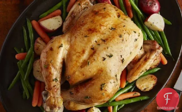 Frango assado com ervas e legumes