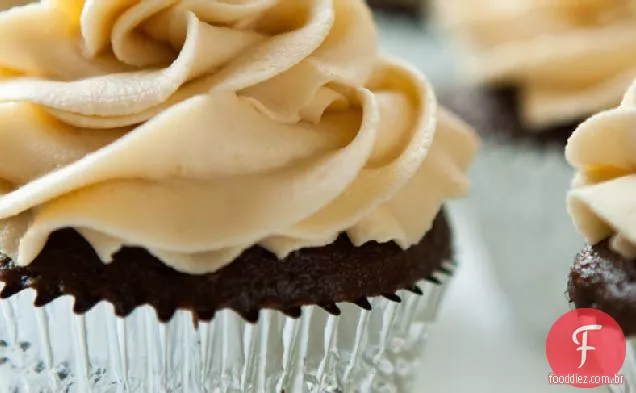 Chocolate Stout Cupcakes com creme irlandês Buttercream