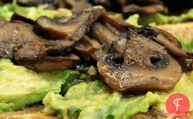 Sanduíches torrados de Cogumelo Portabella e abacate de Rosto Aberto