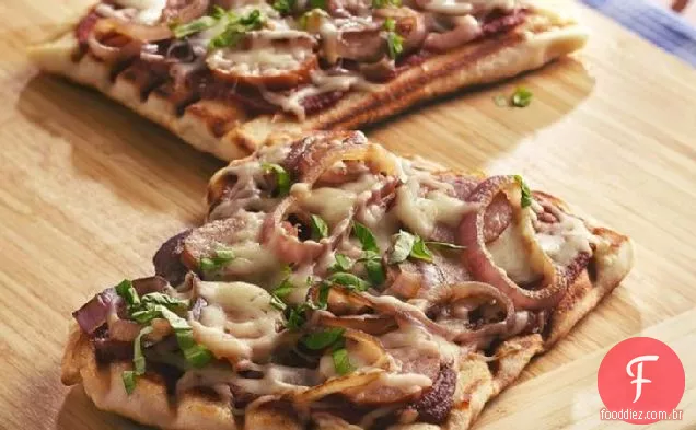 Kielbasa grelhado, cebola caramelizada e Pizzas de manjericão