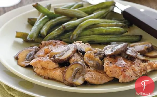 Carne de porco com molho de cogumelos