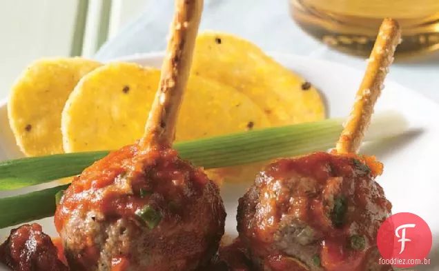 Almôndegas com molho de tomate assado no fogo