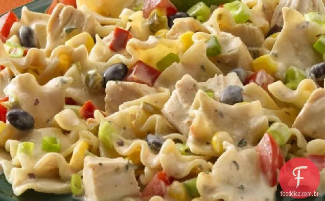 Salada de frango e macarrão Chipotle Ranch
