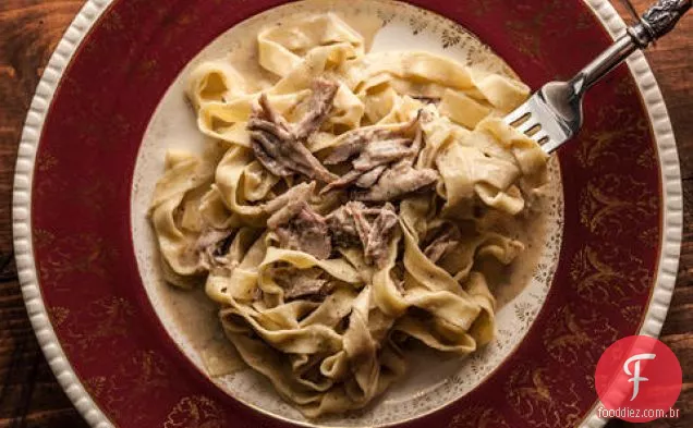 Ragu de Ombro De Porco Assado com leite com Fettuccine fresco