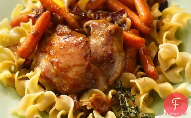 Frango e cenoura com vidro de mel