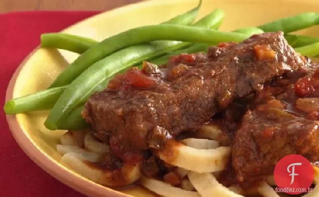 Slow-Cooker Salsa bife suíço com macarrão