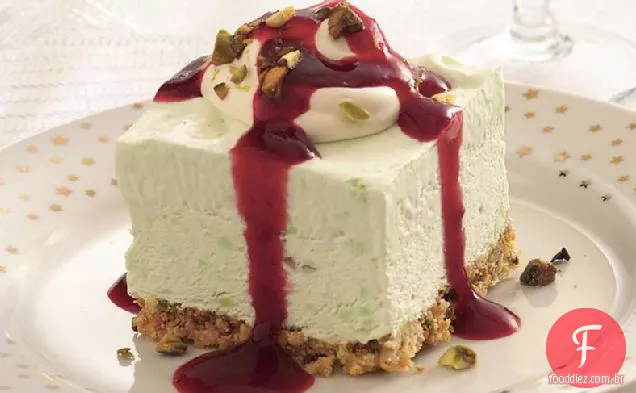 Sobremesa de Creme De Pistache congelado com molho de framboesa rubi