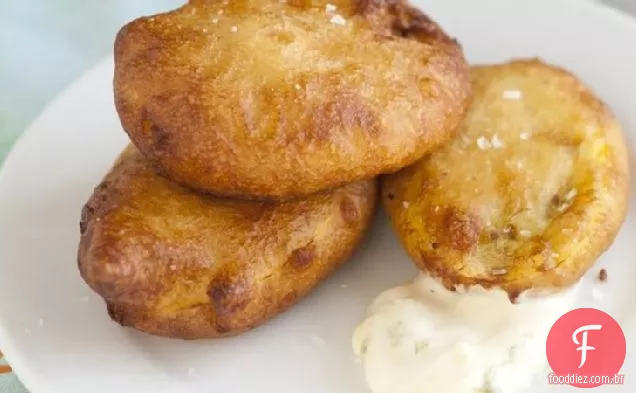 Chips de abóbora batidos de cerveja com maionese de limão