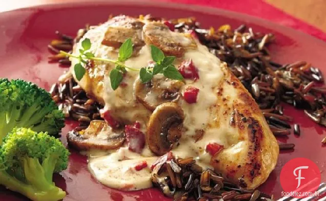 Peitos de frango com arroz selvagem Alfredo