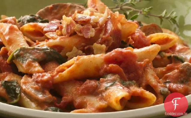 Penne com Cogumelo-molho de tomate-creme