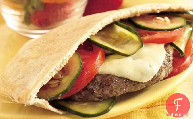 Hambúrgueres Havarti grelhados em Pitas