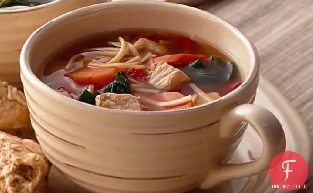 Sopa asiática de porco e macarrão