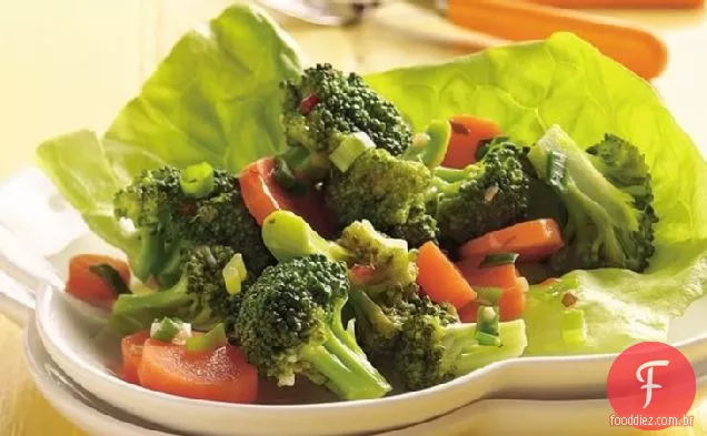 Salada de brócolis e cenoura marinada