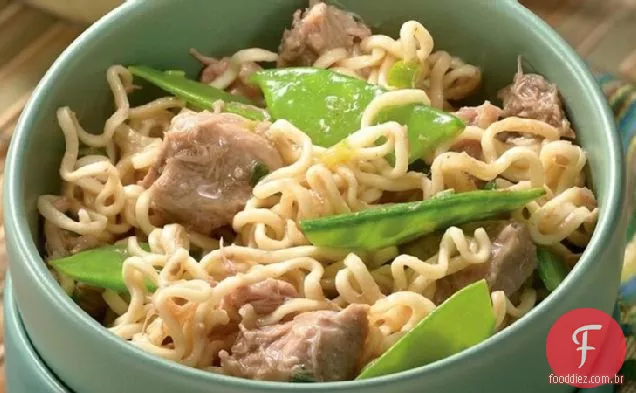 Carne de porco com gengibre e macarrão Ramen