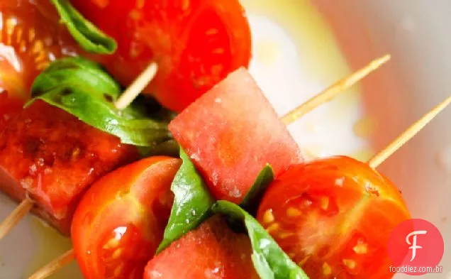 Espetos de melancia e tomate