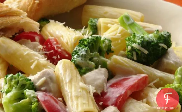 Rigatoni de frango com brócolis e pimentão
