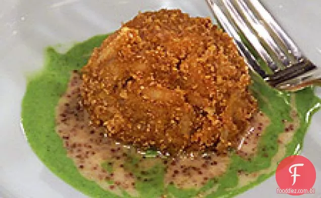 Bolos De Caranguejo Com Mostarda Granulada E Molhos De Cebolinha