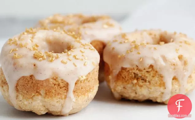 Rosquinhas de especiarias de maçã assadas com esmalte de canela