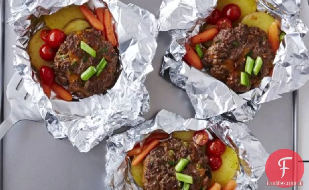 Pacotes de hambúrguer e vegetais