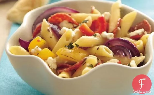 Salada de macarrão com pimenta doce assada com ervas e queijo Feta